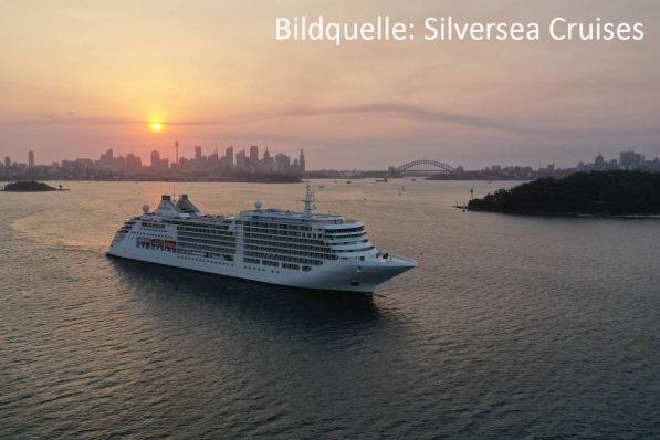 Silver Muse in Sidney vorm Opernhaus und der Harbour Bridge bei Sonnenuntergang