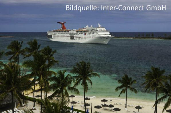 Carnival Sensation Schiff vorm Strand mit Palmen in Nassau