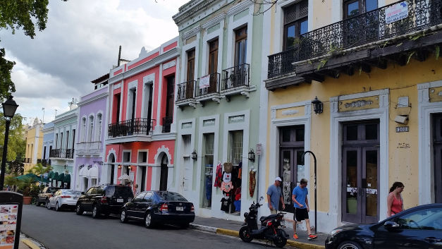 Straßen von San Juan, Puerto Rico am Atlantik