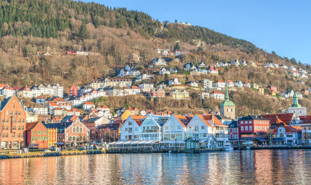 Blick vom Meer auf die Stadt Bergen, Norwegen