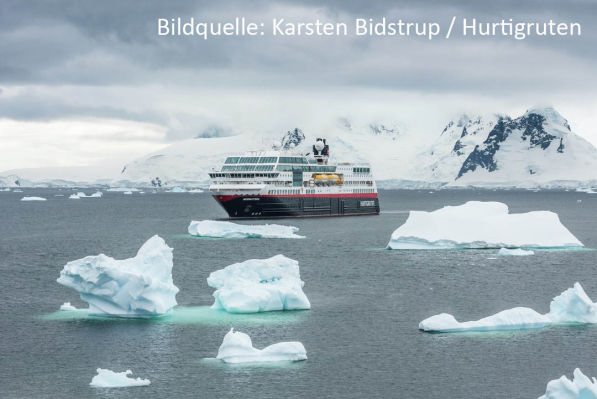 MS Midnatsol von Hurtigruten Kreuzfahrten bei Gonzales Videla Station, Antarktika